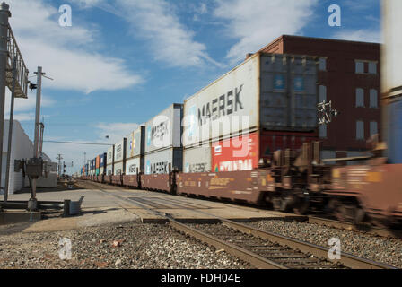 Empori, Kansas, USA, 20. Oktober 2013 BNSF Güterzug überfahren Commercial Street in Emporia Credit: Mark Reinstein Stockfoto