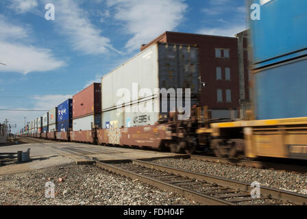 Empori, Kansas, USA, 20. Oktober 2013 BNSF Güterzug überfahren Commercial Street in Emporia Credit: Mark Reinstein Stockfoto