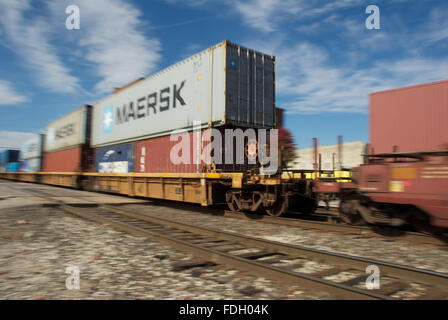 Empori, Kansas, USA, 20. Oktober 2013 BNSF Güterzug überfahren Commercial Street in Emporia Credit: Mark Reinstein Stockfoto