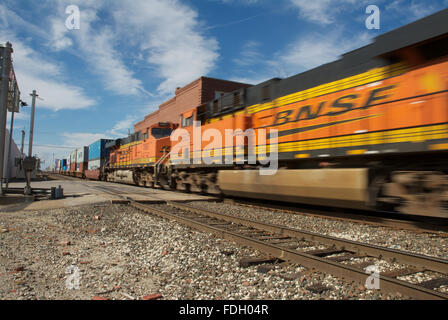 Empori, Kansas, USA, 20. Oktober 2013 BNSF Güterzug überfahren Commercial Street in Emporia Credit: Mark Reinstein Stockfoto