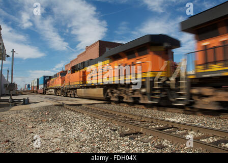 Empori, Kansas, USA, 20. Oktober 2013 BNSF Güterzug überfahren Commercial Street in Emporia Credit: Mark Reinstein Stockfoto