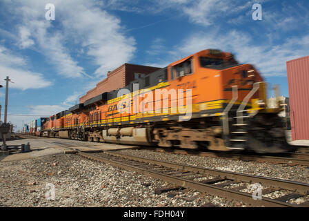 Empori, Kansas, USA, 20. Oktober 2013 BNSF Güterzug überfahren Commercial Street in Emporia Credit: Mark Reinstein Stockfoto