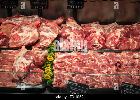 Lammfleisch auf Metzgerei Stall (Frankreich) angezeigt. Ein Lamm Fleisch Zähler in einem Metzger-Shop. Stockfoto