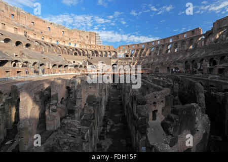 Das Kolosseum oder Kolosseum oder flavische Amphitheater in Rom, Italien;  (Lateinisch: Amphitheatrum Flavium); Anfiteatro Flavio oder Colosseo Stockfoto