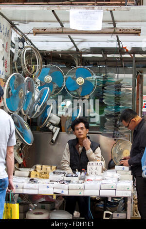 Chinesischen Hawker Verkauf Elektrogeräte in Ap Liu Street, Hong Kong. Stockfoto