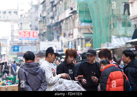 Chinesischen Hawker Verkauf Elektrogeräte und Sonstiges Zubehör in Ap Liu Street, Hong Kong. Stockfoto