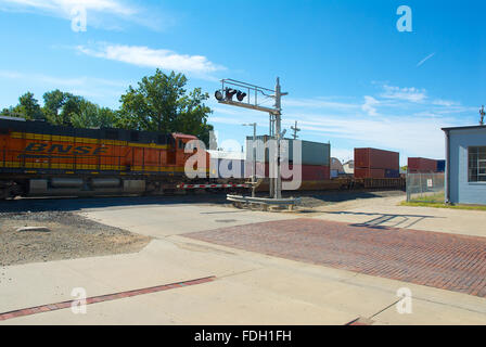 Emporia, Kansas, USA, 20. Oktober 2013. Burlington Northern Santa Fe (BNSF) Zug Emporia Kansas heute passieren. An der Kreuzung der Union St. und 3rd. Die BNSF Railway ist die zweitgrößte Fracht Eisenbahnnetz in Nordamerika, zweiter nach der Union Pacific Railroad (der Hauptkonkurrent für den Westen der USA Güterverkehr) und ist eine von sieben nordamerikanischen Klasse ich Eisenbahn. Es hat drei transkontinentale Strecken, die High-Speed-Verbindungen zwischen den westlichen und östlichen Vereinigten Staaten anbieten. BNSF Züge reisten mehr als 169 Millionen Meilen im Jahr 2010 nach Koop Stockfoto