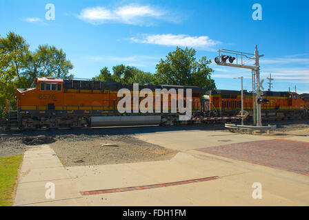 Emporia, Kansas, USA, 20. Oktober 2013. Burlington Northern Santa Fe-Zug auf der Durchreise Emporia Kansas heute. An der Kreuzung der Union St. und 3rd. Die BNSF Railway ist die zweitgrößte Fracht Eisenbahnnetz in Nordamerika, zweiter nach der Union Pacific Railroad (der Hauptkonkurrent für den Westen der USA Güterverkehr) und ist eine von sieben nordamerikanischen Klasse ich Eisenbahn. Es hat drei transkontinentale Strecken, die High-Speed-Verbindungen zwischen den westlichen und östlichen Vereinigten Staaten anbieten. BNSF Züge reisten mehr als 169 Millionen Meilen in 2010 Credit: Mark Reinstein Stockfoto