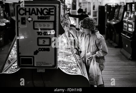 AJAXNETPHOTO. WORTHING, ENGLAND. -JUGENDLICHE, DIE VERSUCHEN IHR GLÜCK BEI DEM VERGNÜGEN PIER PENNY ARCADE.  FOTO: JONATHAN EASTLAND/AJAX REF: CD6997 BW 28 5 Stockfoto