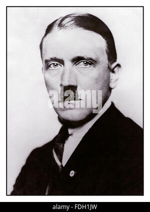 ADOLF HITLER FORMALE STUDIO PORTRAIT 1920 B&W studio portrait Foto des jungen Adolf Hitler gestellt Stockfoto