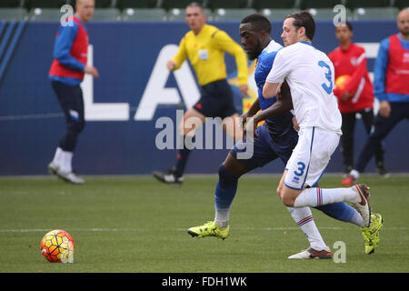 Carson, CA. 31. Januar 2016. USA Jozy Altidore #17 und Island Hallgrimur Jonasson #3 kämpfen um den Ball im Spiel zwischen Island und USA, Stub Hub Center in Carson, CA. Fotograf: Peter Joneleit/Cal Sport Media/Alamy Live News Stockfoto