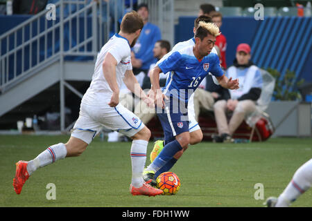 Carson, CA. 31. Januar 2016. USA Lee Nguyen #16 macht eine Bewegung, wie zwei Island-Verteidiger im Spiel zwischen Island und USA, Stub Hub Center in Carson, CA. Fotograf verfolgen: Peter Joneleit/Cal Sport Media/Alamy Live News Stockfoto