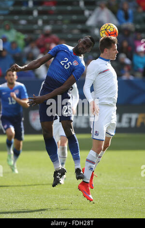 Carson, CA. 31. Januar 2016. USA Tony Tchani #25 und ein Island-Spieler gehen bis zu konkurrieren um einen Header in das Spiel zwischen Island und USA, Stub Hub Center in Carson, CA. Fotograf: Peter Joneleit/Cal Sport Media/Alamy Live News Stockfoto