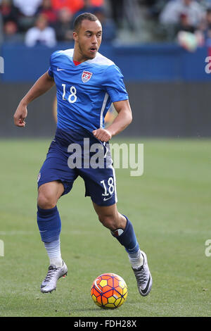 Carson, CA. 31. Januar 2016. USA Jerome Kiesewetter #18 führt einen wichtigen Angriff spät im Spiel zwischen Island und USA, Stub Hub Center in Carson, CA. Fotograf: Peter Joneleit/Cal Sport Media/Alamy Live News Stockfoto