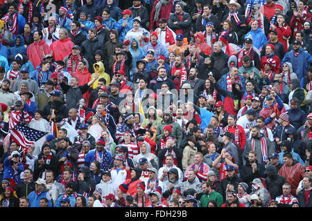 Carson, CA. 31. Januar 2016. USA-Fans zeigen ihre Unterstützung trotz der kalten und regnerischen Bedingungen im Spiel zwischen Island und USA, Stub Hub Center in Carson, CA. Fotograf: Peter Joneleit/Cal Sport Media/Alamy Live News Stockfoto