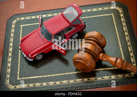 Konzept-Bild Auto Auktion mit makellos roten Jahrgang 1969 MGB GT auf Leder Auktion Schreibtisch mit Auktionatoren Hammer Stockfoto