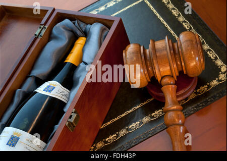 Weinauktionssituation mit Präsentationsbox von Olivier Leflaive feinem, luxuriösem, weißem Burgund-Wein mit Hammer der Auktionatoren auf dem Podium Stockfoto