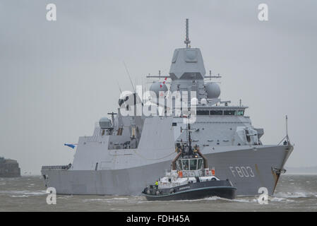 Die niederländische Marine (Koninklijke Marine) Fregatte HNLMS Tromp (F 803) in Portsmouth, Großbritannien am 29. Januar 2016 eingehen. Stockfoto