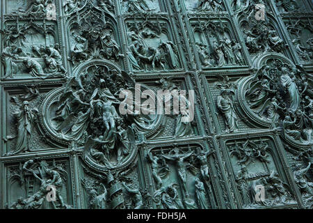 Wichtigsten Bronzetür der Mailänder Dom (Duomo di Milano) entworfen vom italienischen Bildhauer Ludovico Pogliaghi in Mailand, Italien. Die b Stockfoto