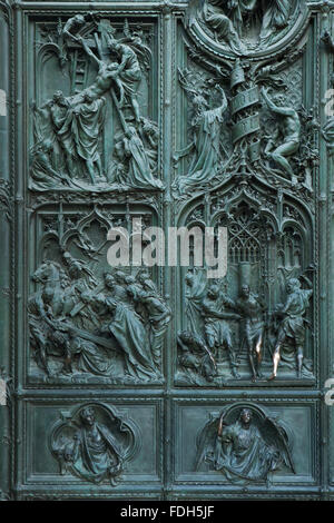 Wichtigsten Bronzetür der Mailänder Dom (Duomo di Milano) entworfen vom italienischen Bildhauer Ludovico Pogliaghi in Mailand, Italien. Stockfoto