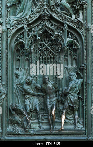 Geißelung Christi. Detail der bronzene Eingangstür von der Mailänder Dom (Duomo di Milano) in Mailand, Italien. Stockfoto