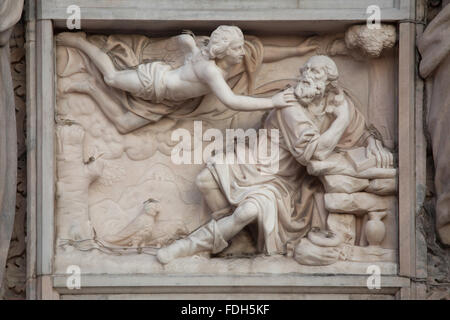 Elia in der Wüste. Marmorrelief des italienischen Bildhauers durch Dionigi Bussola an der Hauptfassade des Mailänder Dom (Duomo Stockfoto