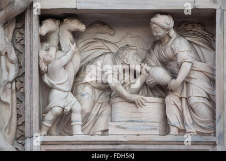 Rebekka am Brunnen. Marmorrelief an der Hauptfassade des Mailänder Dom (Duomo di Milano) in Mailand, Lombardei, Italien. Die oder Stockfoto