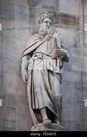 Moses. Marmorstatue an der Südfassade der Mailänder Dom (Duomo di Milano) in Mailand, Lombardei, Italien. Stockfoto