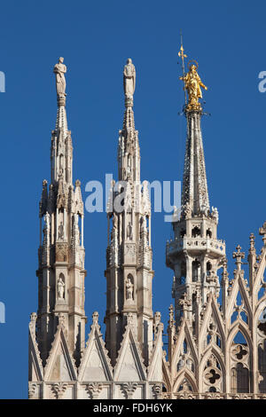 Vergoldete Bronze-Statue der Jungfrau Maria, genannt die Madonnina auf der Turmspitze von der Mailänder Dom in Mailand, Lombardei, Italien. Stockfoto