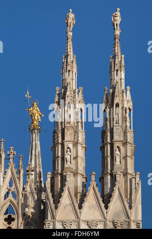 Vergoldete Bronze-Statue der Jungfrau Maria, genannt die Madonnina auf der Turmspitze von der Mailänder Dom in Mailand, Lombardei, Italien. Stockfoto