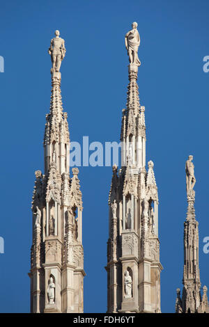 Marmor-Statuen der Heiligen auf die Türme der Mailänder Dom (Duomo di Milano) in Mailand, Lombardei, Italien. Stockfoto