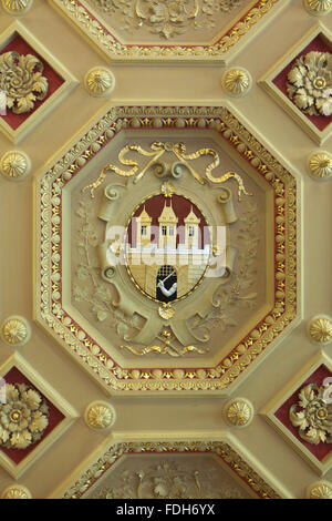 Wappen von Prag auf der Stuckdecke im Zofin Palast auf Slovansky Insel in Prag, Tschechische Republik dargestellt. Stockfoto