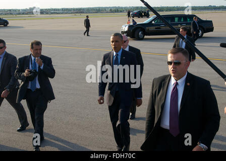 Kansas City, Missouri, USA, 29. Juli, 29.07.2014 Präsident Barak Obama grüßt Gönnern von Kansas City nach Ankunft am Flughafen von MCI heute Abend. Der Präsident ist in Kansas CIty, um eine Rede zu halten, morgen auf die Wirtschaft. Bildnachweis: Mark Reinstein Stockfoto