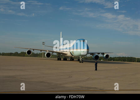 Kansas City, Missouri, USA taxis 29. Juli 2014 Air Force One in MCI Flughafen mit Präsident Barak Obama an Bord. Der Präsident ist in Kansas CIty, um eine Rede zu halten, morgen auf die Wirtschaft. Bildnachweis: Mark Reinstein Stockfoto