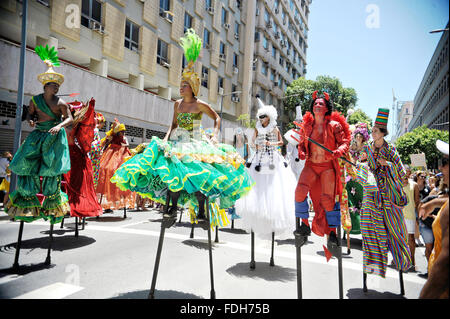 Rio, Brasilien. 31. Januar 2016. Feiernden Menge die Straßen während der Sklaven Maua Block Party Teil der Pre-Karnevalsveranstaltungen 31. Januar 2016 in Rio De Janeiro, Brasilien. Nachtschwärmer genießt die "Escravos da Maua" Block Party im Rahmen des Pre-Karneval. Feiernden nehmen zu den Straßen in Hunderten von open-air "Bloco" Parteien vor Beginn der Over-the-Top-Karneval der Stadt, die offiziell die erste Woche im Februar, das Highlight des Jahres für viele Bewohner beginnt. "Escravos da Maua" übersetzt als Sklaven der Maua. Stockfoto