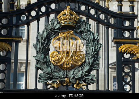 Wappen Sie über dem Eingangstor des Buckingham Palace in London, England Stockfoto