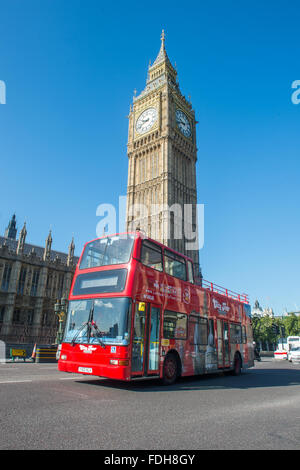 Double Decker Bus Fahrt vor Big Ben in London, England. Stockfoto