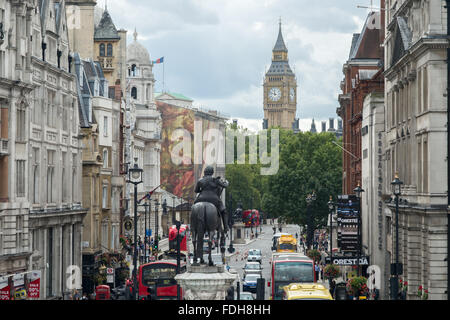 Blick auf Big Ben am Ende einer belebten Straße in London, England. Stockfoto