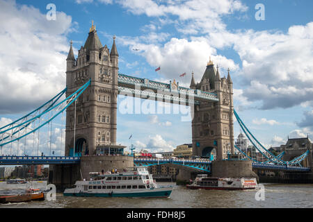 Boote, vorbei an der Tower Bridge über die Themse in London, England. Stockfoto