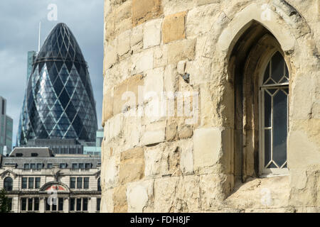 Fenster im Tower of London mit The Gherkin Hochhaus im Hintergrund in England, UK. Stockfoto