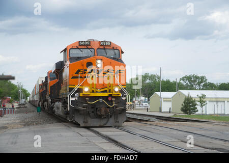 Emporia, Kansas, USA, 14. kann 2014 Burlington Northern Santa Fe Eisenbahn Güterzug durch die wichtigsten Straßenkreuzung in Emporia Kansas zu reisen und ist nur eine durchschnittliche 87 Züge, die zwar Emporia, Kansas täglich übergibt.  Die BNSF Railway ist die zweitgrößte Fracht Eisenbahnnetz in Nordamerika, zweiter nach der Union Pacific Railroad (der Hauptkonkurrent für den Westen der USA Güterverkehr) und ist eine von sieben nordamerikanischen Klasse ich Eisenbahn.  Bildnachweis: Mark Reinstein Stockfoto