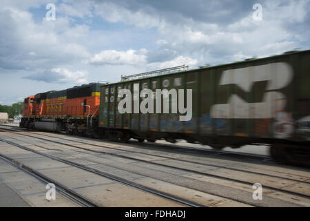 Emporia, Kansas, USA, 14. kann 2014 Burlington Northern Santa Fe Eisenbahn Güterzug durch die wichtigsten Straßenkreuzung in Emporia Kansas zu reisen und ist nur eine durchschnittliche 87 Züge, die zwar Emporia, Kansas täglich übergibt.  Die BNSF Railway ist die zweitgrößte Fracht Eisenbahnnetz in Nordamerika, zweiter nach der Union Pacific Railroad (der Hauptkonkurrent für den Westen der USA Güterverkehr) und ist eine von sieben nordamerikanischen Klasse ich Eisenbahn. Es hat drei transkontinentale Strecken, die High-Speed-Verbindungen zwischen den westlichen und östlichen Vereinigten Staaten anbieten.  Bildnachweis: Mark Reinstein Stockfoto