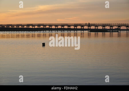 Hölzerne Brücke von Quinta do Lago während der Dämmerung. Algarve, Portugal Stockfoto