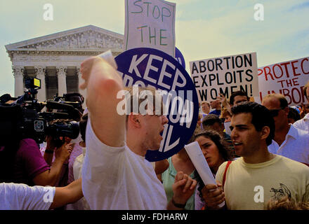 Washington, DC, USA, 3. Juli 1989 Demonstranten für und gegen die Abtreibung face off gegen einander wie das Gericht entscheidet auf Webster V Reproductive Health Services. Webster v. Reproductive Health Services, eine United States Supreme Court Entscheidung am 3. Juli 1989 war ein Missouri Gesetz aufrechterhalten, die Beschränkungen der Verwendung staatlicher Gelder, Einrichtungen und Mitarbeiter in Ausführung, mit Unterstützung oder Beratung bei Abtreibungen auferlegt. Der oberste Gerichtshof in Webster erlaubt für Staaten, in einem Bereich Gesetze zu erlassen, die bisher dachten unter Roe v. Wade Credit Mark Reinstein verboten werden Stockfoto