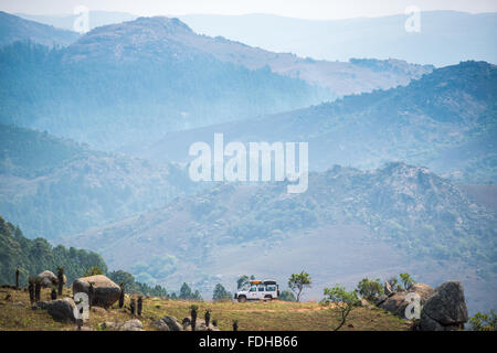 Berglandschaft mit einem Landrover Defender im Mlilwane Wildlife Sanctuary in Swasiland, Afrika. Stockfoto