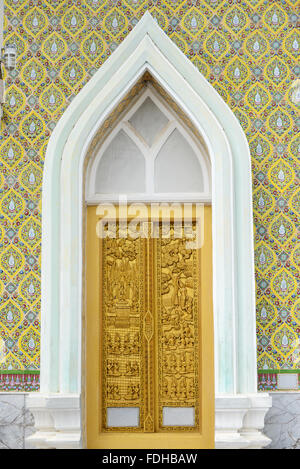 Tür des Tempels aus Holz zu schnitzen Stockfoto