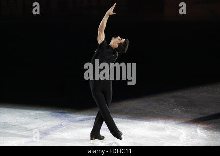 (160201)--BRATISLAVA, 1. Februar, 2016(Xinhua)--spanischer Eiskunstläufer Javier Fernandez, gold Medailist bei Männern führt während der Gala-Reformsynagogen Zeremonie von der 79. European Figure Skating Championships in Bratislava, Hauptstadt der Slowakei, am 31. Januar 2016 endet. (Xinhua/Andrej Klizan) Stockfoto