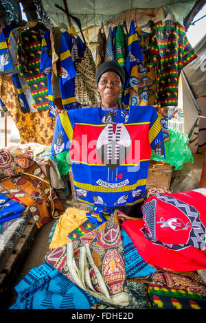 Afrikanerin gemusterte Hemden in Manzini Großhandel produzieren und Handwerksmarkt in Swasiland, Afrika zu verkaufen Stockfoto