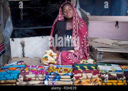 Junge afrikanische Frau verkaufen gemustertem Stoff in Manzini Großhandel produzieren und Handwerksmarkt in Swasiland, Afrika Stockfoto