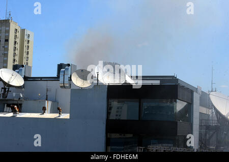 Buenos Aires, Argentinien. 31. Januar 2016. Rauch steigt von der Website des Feuers in Buenos Aires, Argentinien am 31. Januar 2016. Laut lokalen Presseberichten ein Feuer schlug Sonntag Studien C's Canal 13 Fernsehen und Kabel Todo Noticias mit anderen Medien Clarin-Gruppe, wodurch die Evakuierung des Gebäudes zu signalisieren. Bildnachweis: Alejandro Moritz/TELAM/Xinhua/Alamy Live-Nachrichten Stockfoto